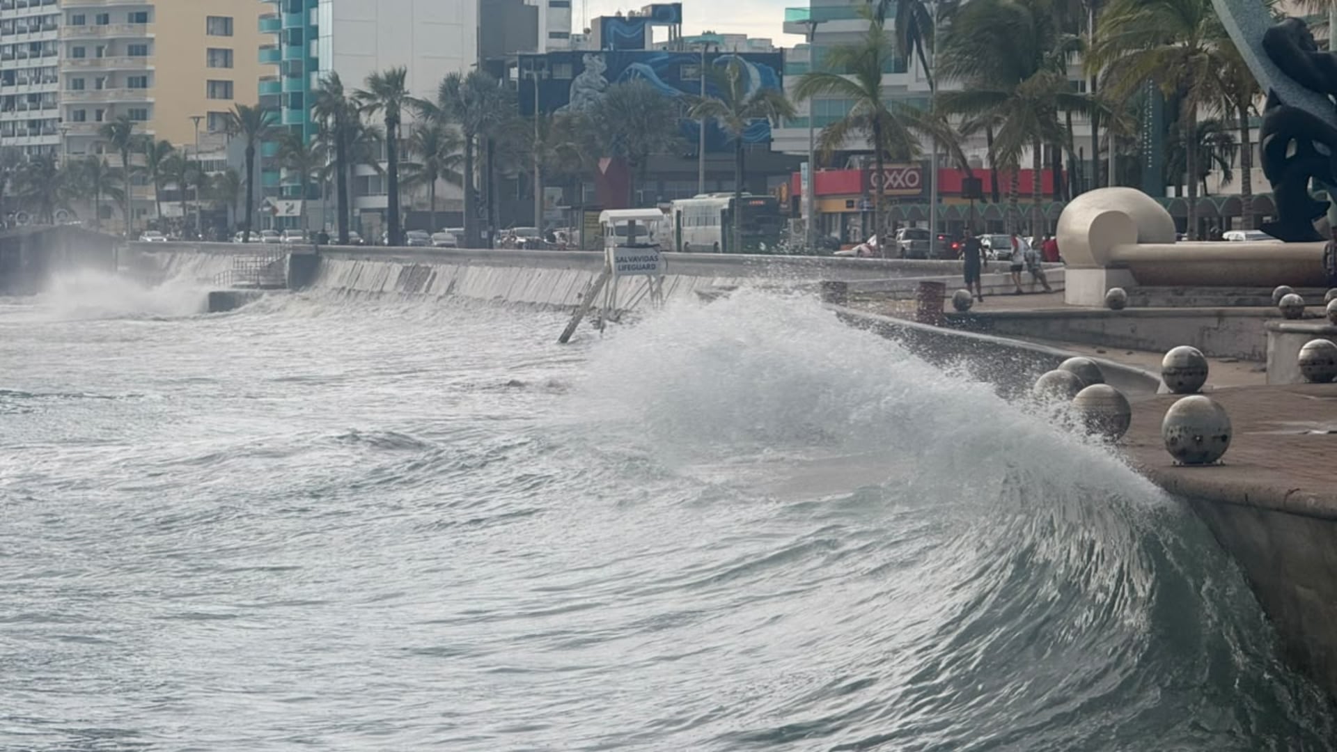 Así luce esta mañana el puerto de Mazatlán ante el paso del huracán Polo por el Pacífico