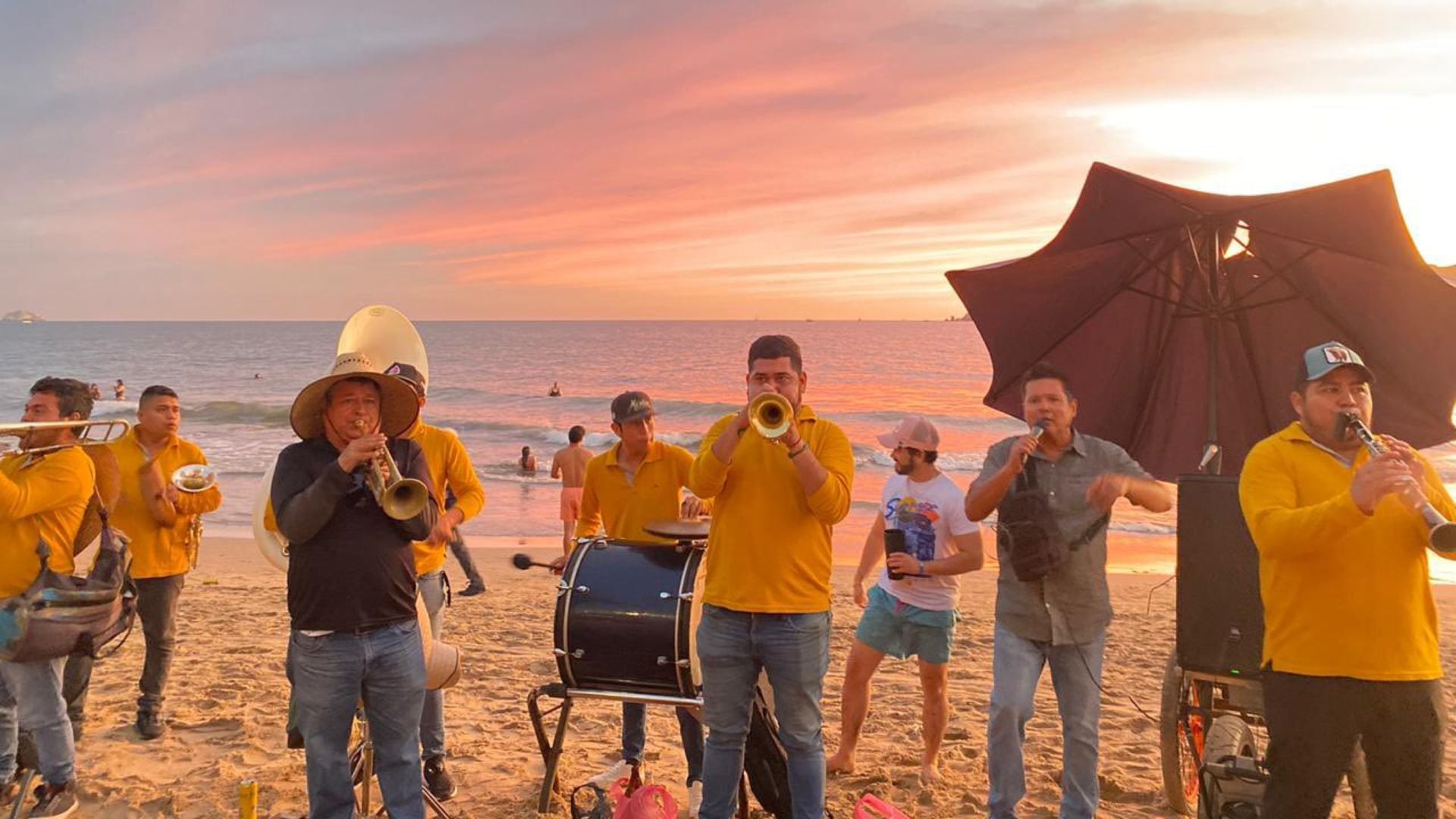 Banda sinaloense en playa de Mazatlán
