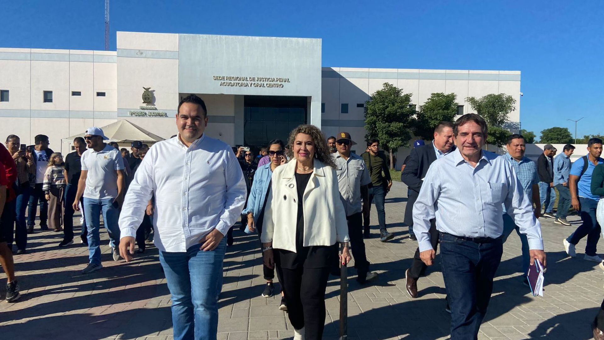Héctor Melesio Cuén Díaz, Angélica Díaz de Cuén y Héctor Melesio Cuén Ojeda, saliendo de la sede de Justicia Penal tras audiencia