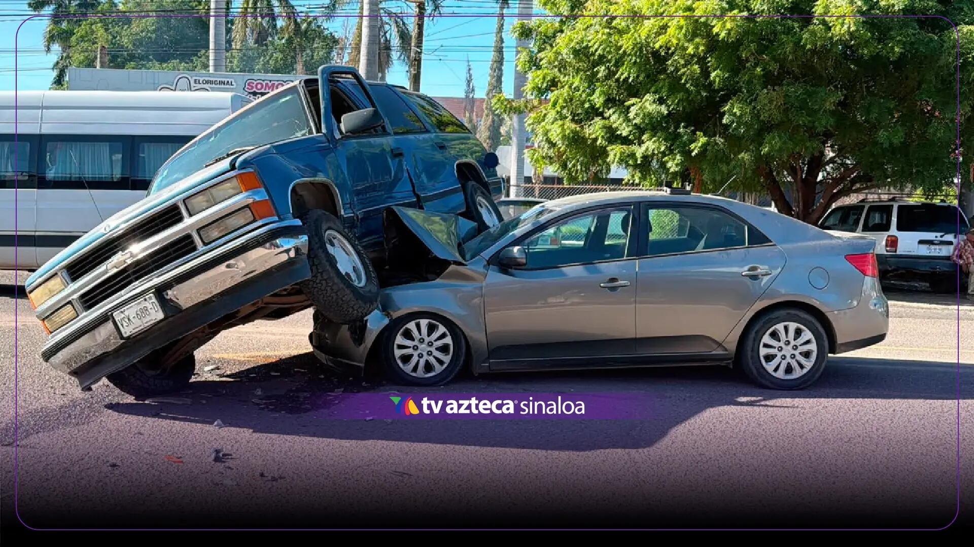 Fuerte choque en Los Mochis; se impactan dos vehículos en avenida Independencia