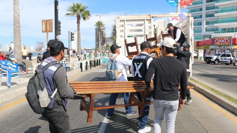 Multan a vendedores ambulantes y personas que rentas sillas en el Carnaval de Mazatlán.