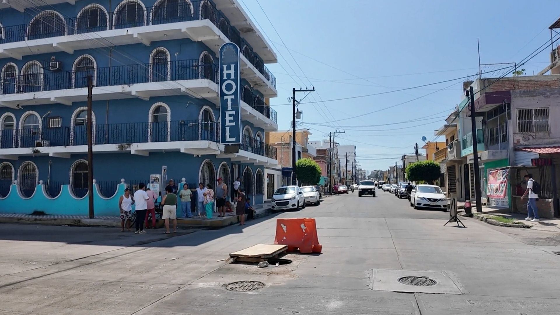 Alcantarilla abierta y aguas pestilentes persisten en el Centro de Mazatlán