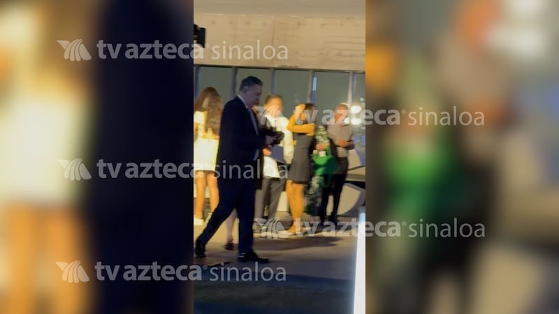 Captan a Enrique Inzunza en la graduación de su hijo en Culiacán