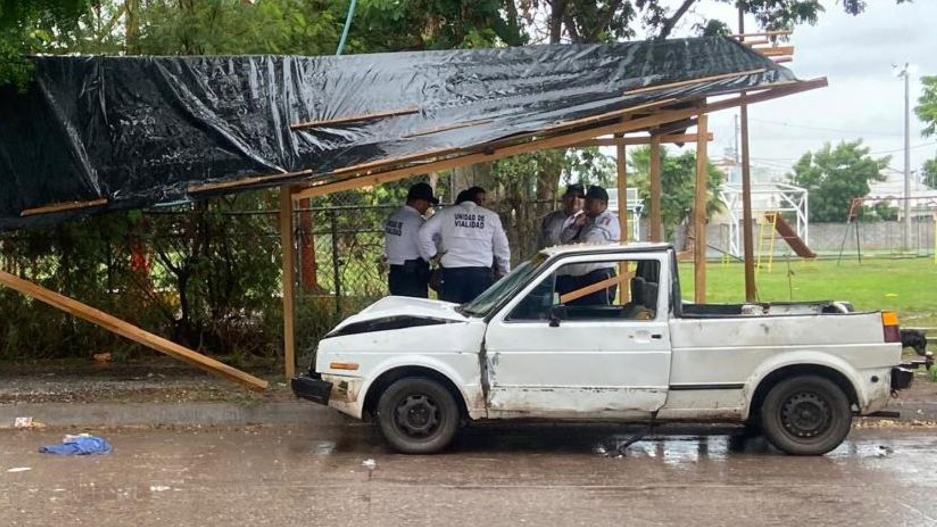 Sufrió un infarto y chocó con un árbol: muere hombre mayor en su camioneta en Los Mochis