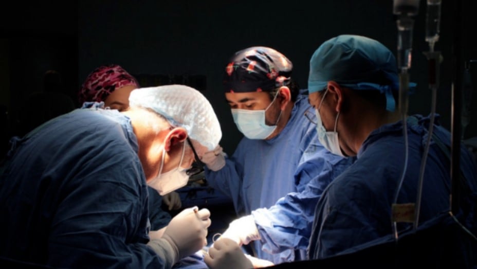 Se va la luz en plena cesárea y médicos cortan por error oreja de bebé