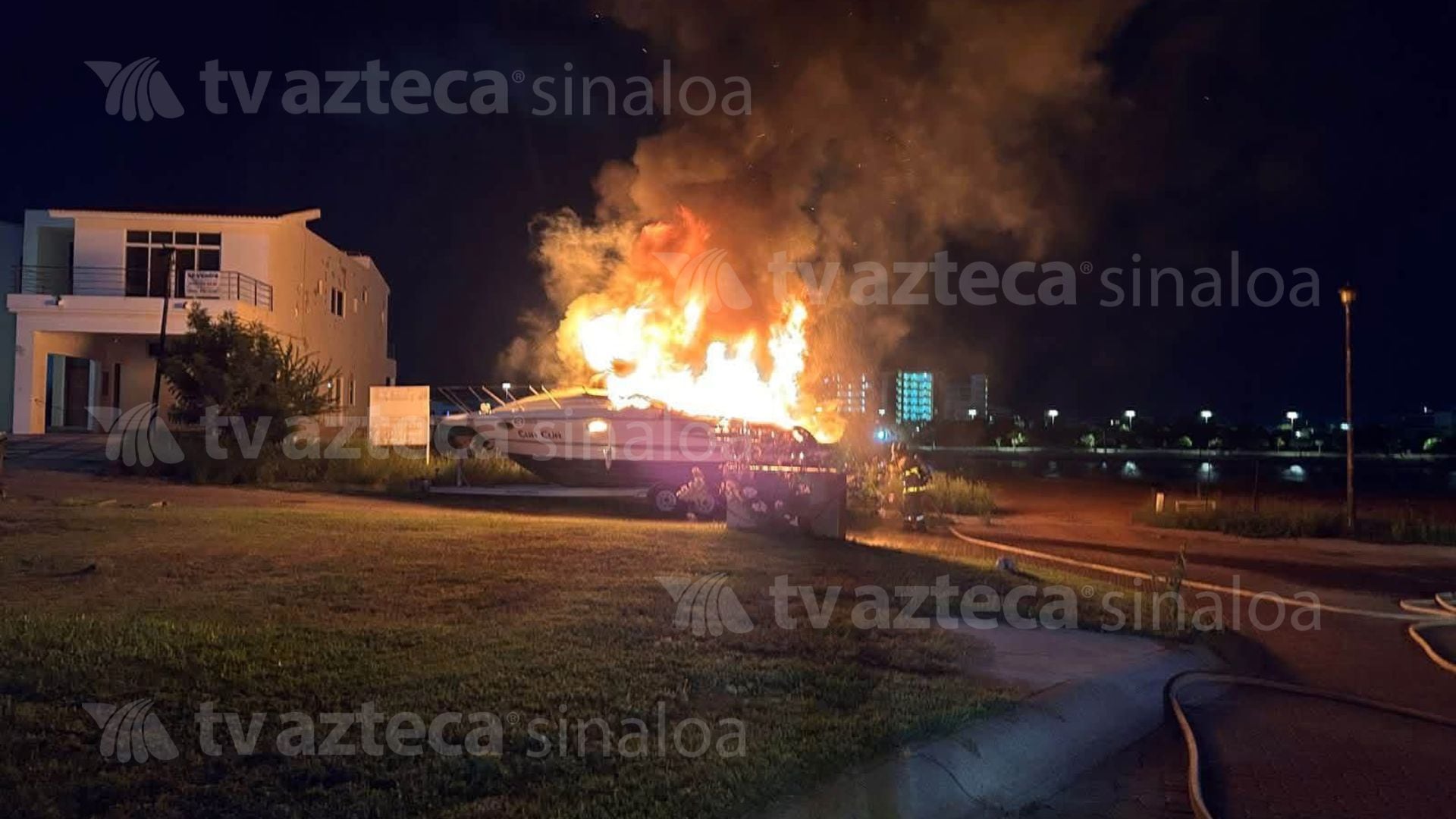 ¡Terminó envuelto en llamas! Se incendia un yate en zona de embarcaderos de La Marina, Mazatlán