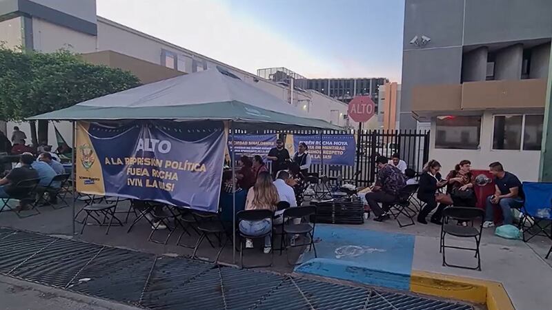 Manifestación de la UAS frente a Congreso del Estado