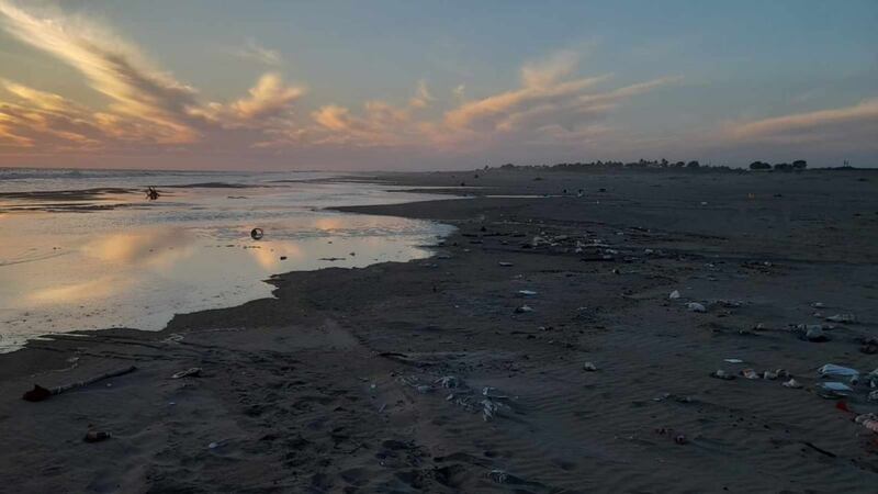 Playa El Tambor contaminada