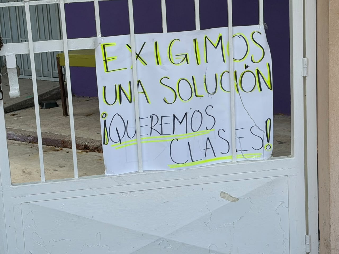 VIDEO| ¡Sin luz y clases! Padres de familia mantienen cerrado kínder en Mazatlán ante falta de electricidad