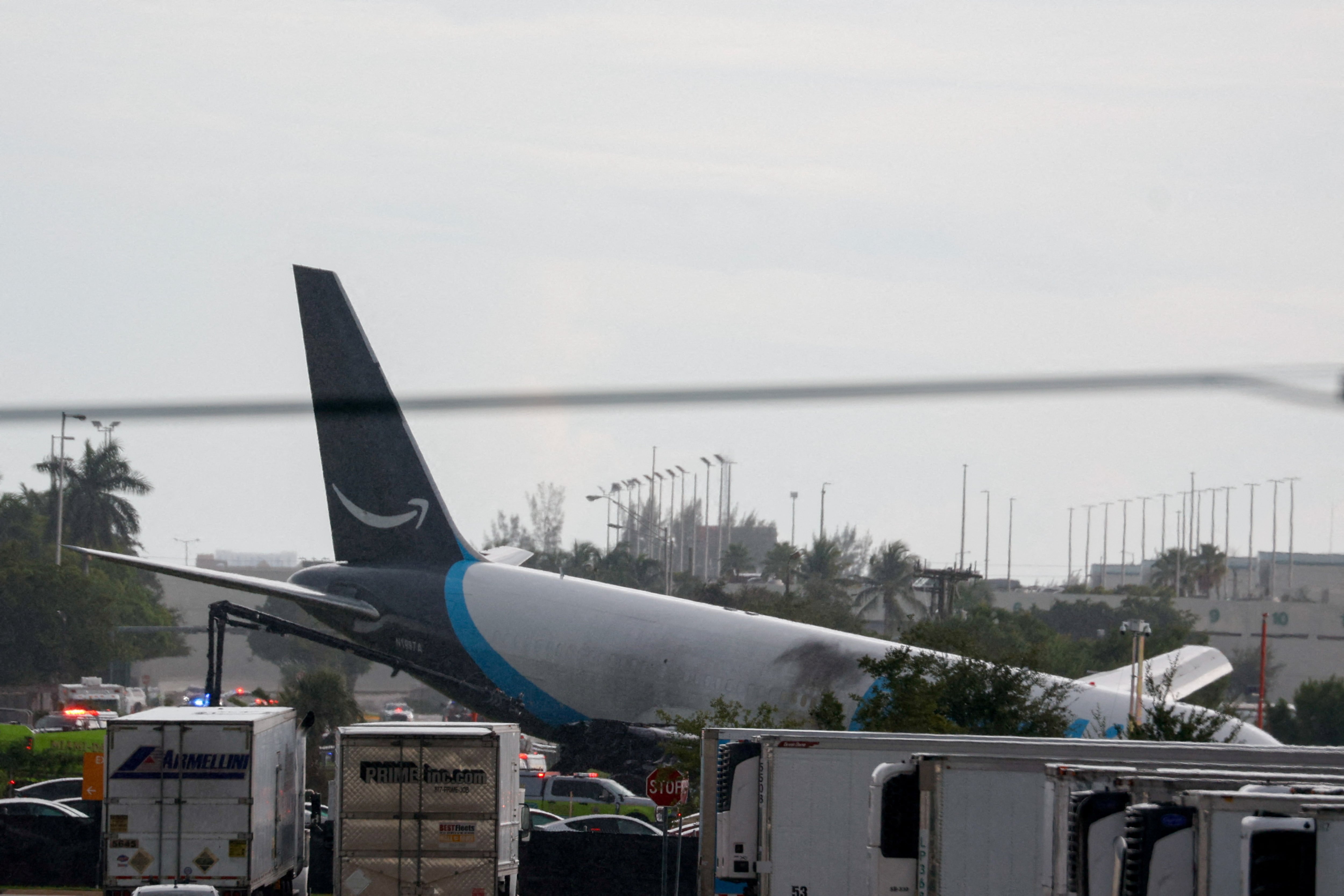 Vista de un avión de carga de Amazon Prime Air que, según informaron las autoridades aeroportuarias, se salió de la pista en el Aeropuerto Internacional de Miami.