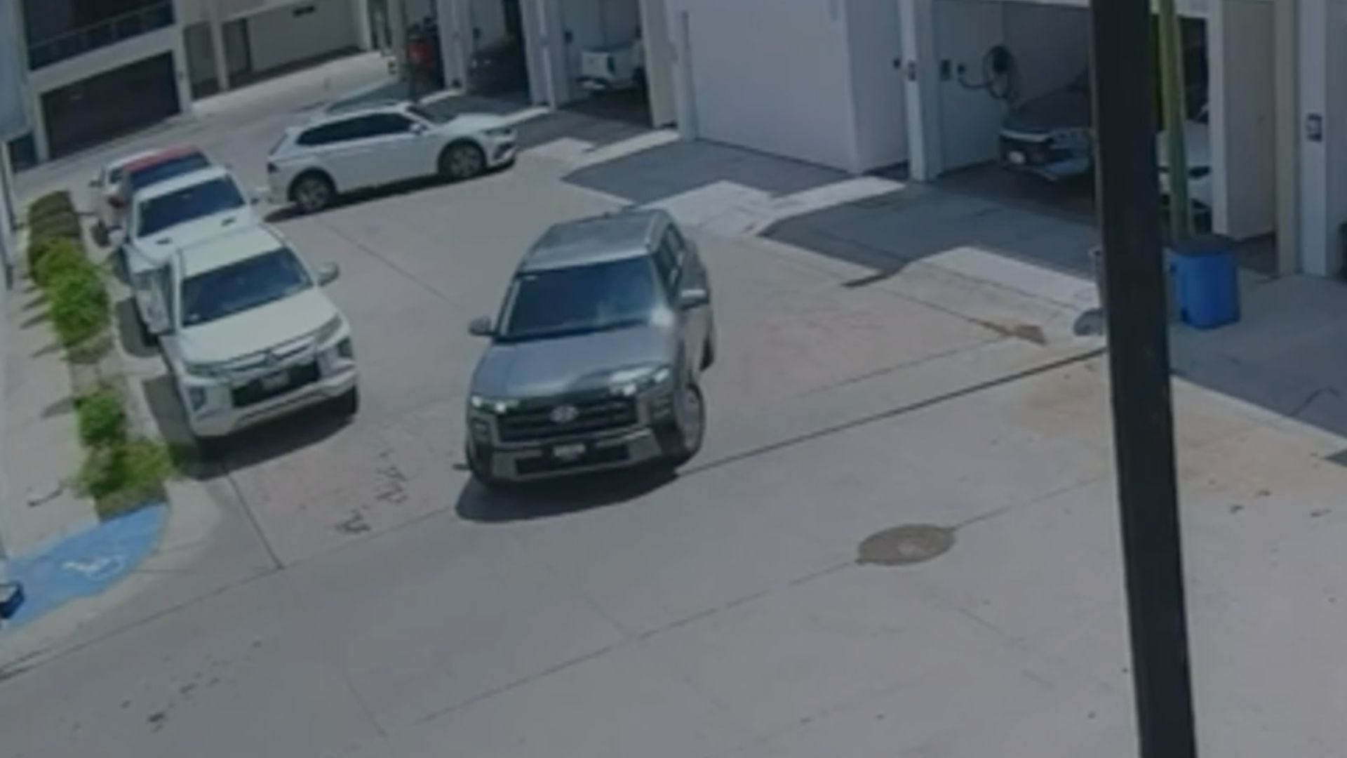 VIDEO: Sujetos armados despojan una camioneta en Portalegre, en Culiacán
