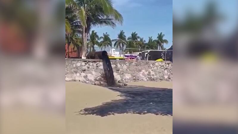 Caída de aguas negras en playa Sábalo de Mazatlán