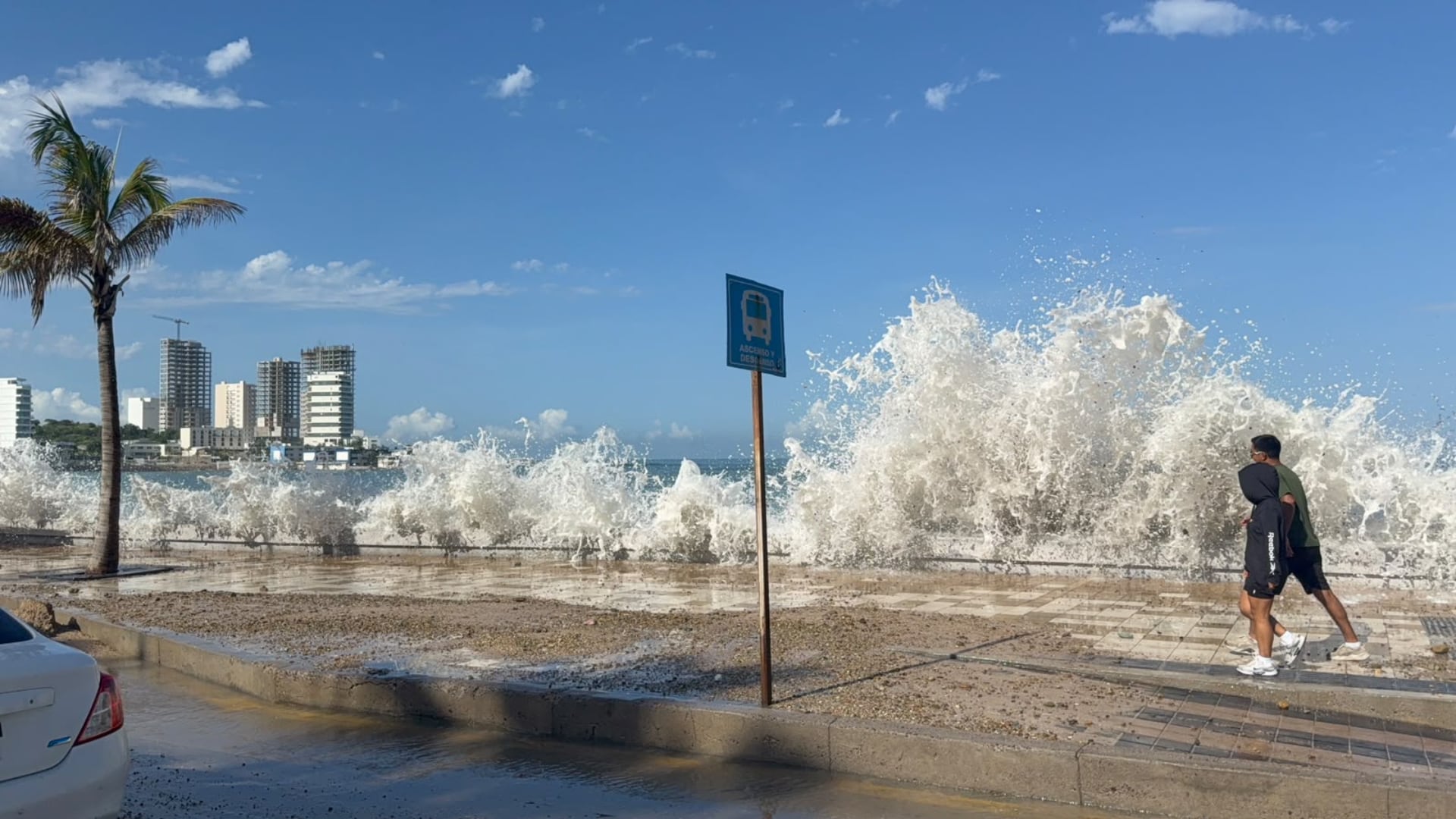 Fuerte oleaje en Mazatlán causa cierre parcial del malecón