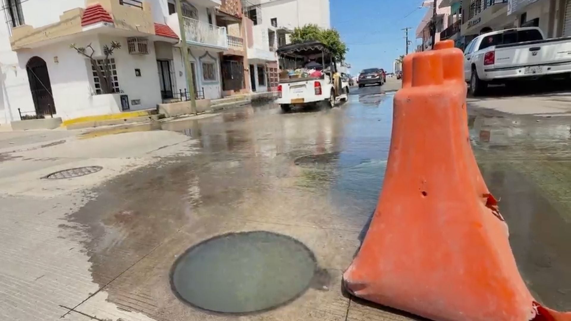 ¡Cerca de ZONA TURÍSTICA! Reportan MEGAFUGA de aguas negras a una cuadra del malecón de Mazatlán