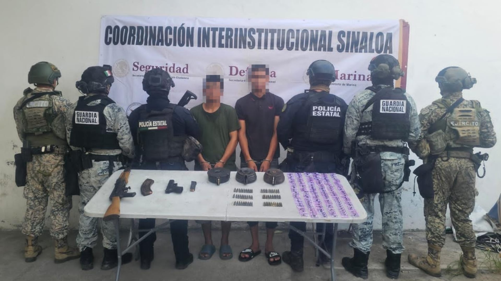 Caen dos hombres armados con 160 dosis de droga en Mazatlán