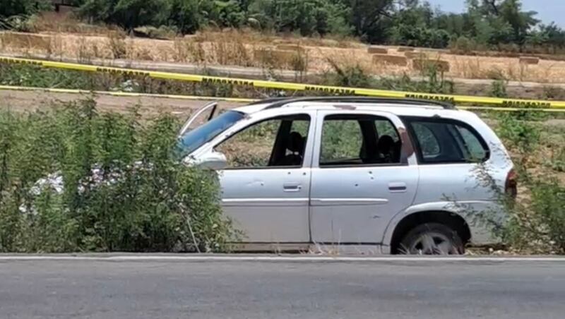 Carro baleado donde iban policías en Navolato.jpg