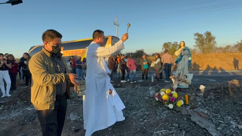 Bendicen lugar del accidente en Elota donde se incendió el autobús 502 de la línea Norte de Sinaloa.